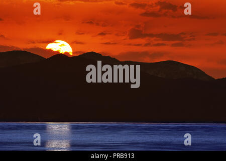 Bel tramonto in Isola di Milos, Grecia; immagine presa in primavera Foto Stock