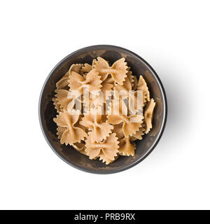 Frumento integrale farfalle di pasta. Gustosa la pasta italiana nel recipiente isolato su sfondo bianco. Foto Stock