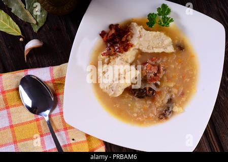 La zuppa di cavolo con purè di patate Foto Stock