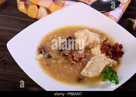 La zuppa di cavolo con purè di patate Foto Stock