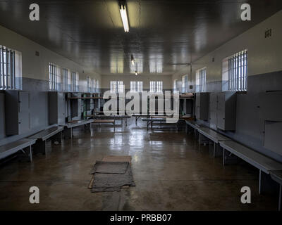 Cella comunale nella prigione di Robben Island, Cape Town, Sud Africa, che teneva prigionieri politici, come Nelson Mandela, durante l'era dell'apartheid Foto Stock