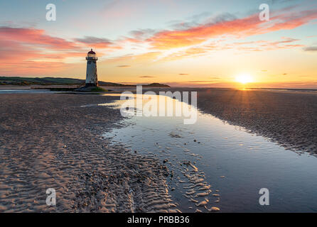 Tramonto mozzafiato su Talacre Lighthouse sulla costa nord del Galles Foto Stock