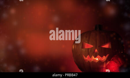 Zucche di Halloween su legno in una foresta Spooky di notte, con scary sfondo luminoso Foto Stock
