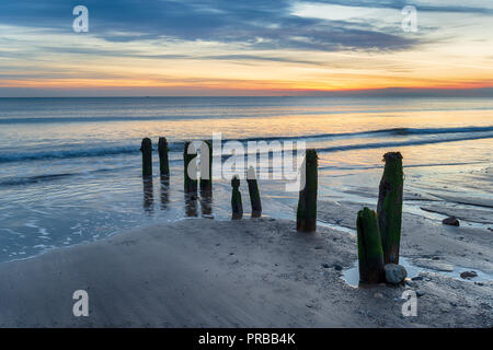 Sunrise a Sandsend spiaggia nelle vicinanze Whitby sulla costa dello Yorkshire Foto Stock
