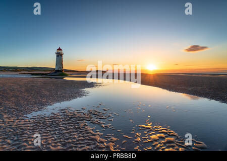 Tramonto al punto di Ayr faro sulla spiaggia di Talacre in Flintshire nel Galles del nord Foto Stock