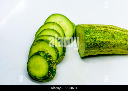 Il cetriolo e fette isolate su sfondo bianco. Foto Stock