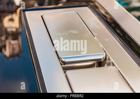 Wally Yachts, scacco matto. Potenza, barca di lusso, dettagli da annuale di Monaco Yacht Show. Miglior design navale dell'anno, legno e fibra di carbonio look. Foto Stock