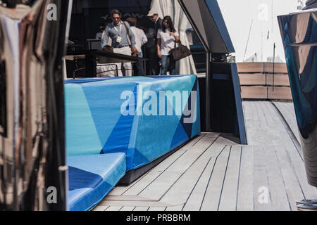 Wally Yachts, scacco matto. Potenza, barca di lusso, dettagli da annuale di Monaco Yacht Show. Miglior design navale dell'anno, legno e fibra di carbonio look. Foto Stock