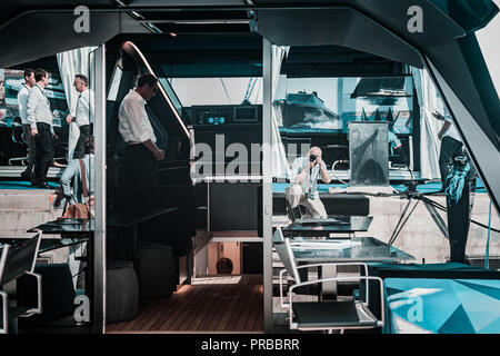 Wally Yachts, scacco matto. Potenza, barca di lusso, dettagli da annuale di Monaco Yacht Show. Miglior design navale dell'anno, legno e fibra di carbonio look. Foto Stock