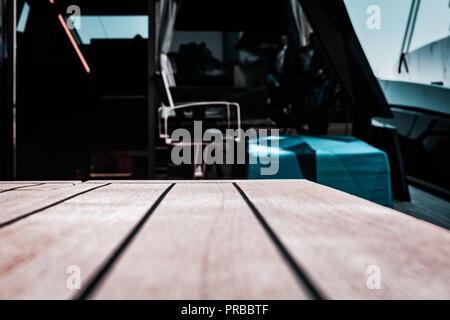 Wally Yachts, scacco matto. Potenza, barca di lusso, dettagli da annuale di Monaco Yacht Show. Miglior design navale dell'anno, legno e fibra di carbonio look. Foto Stock