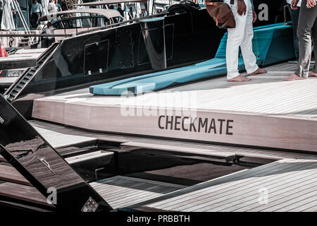 Wally Yachts, scacco matto. Potenza, barca di lusso, dettagli da annuale di Monaco Yacht Show. Miglior design navale dell'anno, legno e fibra di carbonio look. Foto Stock