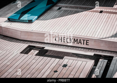 Wally Yachts, scacco matto. Potenza, barca di lusso, dettagli da annuale di Monaco Yacht Show. Miglior design navale dell'anno, legno e fibra di carbonio look. Foto Stock