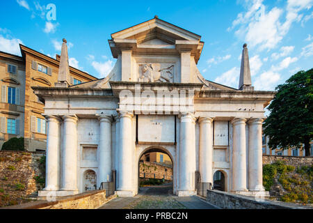 L'Europa, Italia, Lombardia, Bergamo, Porta San Giacomo, Città Alta (città alta) Foto Stock