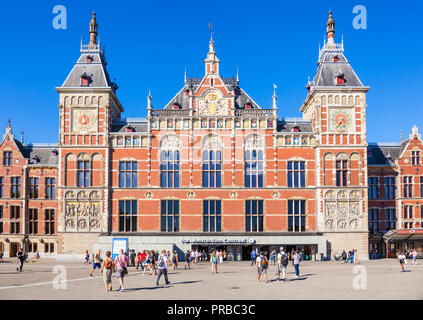 La Stazione Centrale di Amsterdam Amsterdam gente occupata al di fuori del terminal della stazione ferroviaria centrale di Amsterdam Amsterdam Olanda Paesi Bassi EU Europe Foto Stock