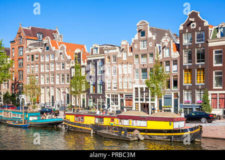 Case di Amsterdam e bikeson Singel un canale di Amsterdam Blauwburgwal ponte sul canale Singel amsterdam case galleggianti ormeggiate banca Canale di Beagle Amsterdam UE Foto Stock