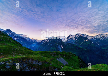 Vista panoramica delle bellissime Alpi Svizzere montagne. Ora blu alba con rosa e toni blu, Verbier, Canton du Valais, Vallese, Svizzera. Foto Stock