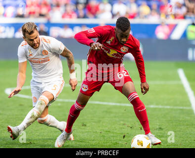 Harrison, Stati Uniti. Il 30 settembre, 2018. Michael Murillo (62) di Red Bulls sfera di comando durante il normale gioco MLS contro Atlanta United FC a Red Bull Arena Red Bulls ha vinto 2 - 0 Credito: Lev Radin/Pacific Press/Alamy Live News Foto Stock