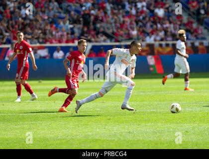 Harrison, Stati Uniti. Il 30 settembre, 2018. Darlington Nagbe (6) di Atlanta United FC controlla la sfera durante il normale gioco MLS contro Red Bulls in Red Bull Arena Red Bulls ha vinto 2 - 0 Credito: Lev Radin/Pacific Press/Alamy Live News Foto Stock