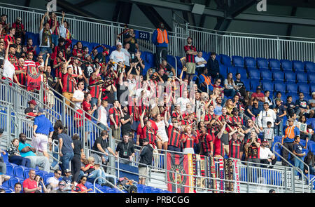 Harrison, Stati Uniti. Il 30 settembre, 2018. Gli appassionati di Atlanta United FC per sostenere la loro squadra durante il normale gioco MLS contro Red Bulls in Red Bull Arena Red Bulls ha vinto 2 - 0 Credito: Lev Radin/Pacific Press/Alamy Live News Foto Stock