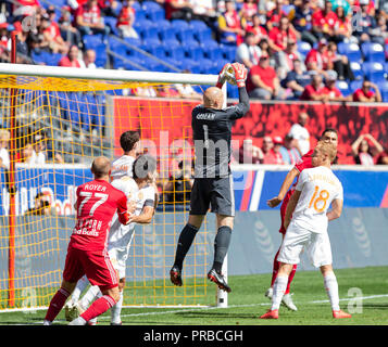 Harrison, Stati Uniti. Il 30 settembre, 2018. Goalkeer Brad Guzan (90) di Atlanta United FC consente di risparmiare durante il normale gioco MLS contro Red Bulls in Red Bull Arena Red Bulls ha vinto 2 - 0 Credito: Lev Radin/Pacific Press/Alamy Live News Foto Stock