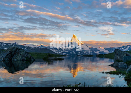 Mattina colpo di golden Matterhorn (Monte Cervino, Mont Cervin) piramide e blu lago Stellisee. Sunrise vista del maestoso paesaggio di montagna. Valai Foto Stock