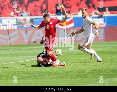 Harrison, Stati Uniti. Il 30 settembre, 2018. Alex Muyl (19) di Red Bulls attacchi durante il normale gioco MLS contro Atlanta United FC a Red Bull Arena Red Bulls ha vinto 2 - 0 Credito: Lev Radin/Pacific Press/Alamy Live News Foto Stock