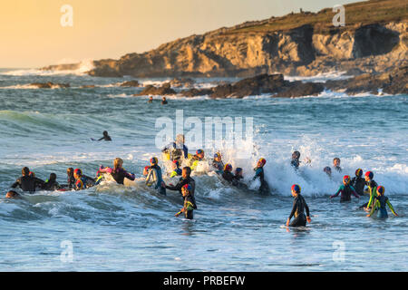 Un gruppo di bambini che partecipano a Newquay Surf Life saving Club attività a Fistral a Newquay in Cornovaglia. Foto Stock