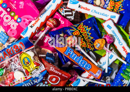 Un assortimento di candy barrette di cioccolato e caramelle in vivacemente colorato di involucri. Foto Stock