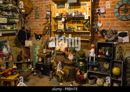 Interno di un giardino rurale centro e negozio di antiquariato con una collezione di vintage e la riproduzione degli attrezzi del giardino ornamenti e bric a brac Foto Stock