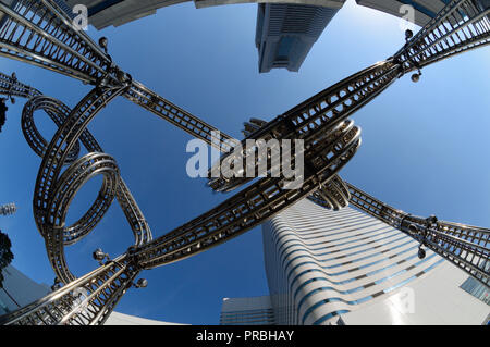 Una scultura moderna in Minato Mirai 21, Yokohama JP Foto Stock