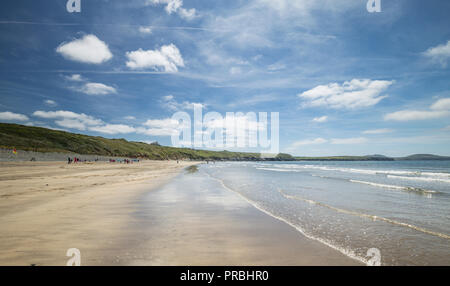 Ampia spiaggia di sabbia si trova in St David's penisola in Il Pembrokeshire Coast National Park, Regno Unito Foto Stock