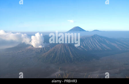 Sunrise su Mt. Bromo e il Tengger Semeru caldera dal Monte Penanjakan, Indonesia. Questo qui è quella della destinazione del viaggio. Foto Stock