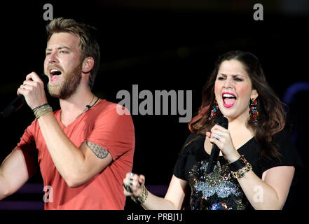 Hillary Scott e Charles Kelley con Lady Antebellum esibirsi in concerto presso l'anfiteatro di Cruzan in West Palm Beach, FL il 12 maggio 2012. Foto Stock