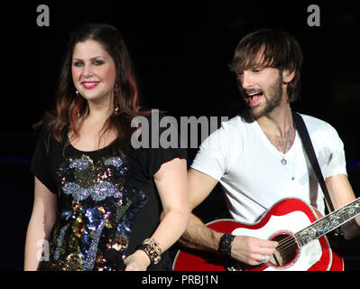 Hillary Scott e Dave Haywood con Lady Antebellum esibirsi in concerto presso l'anfiteatro di Cruzan in West Palm Beach, FL il 12 maggio 2012. Foto Stock