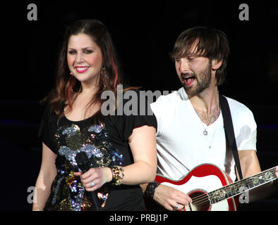 Hillary Scott e Dave Haywood con Lady Antebellum esibirsi in concerto presso l'anfiteatro di Cruzan in West Palm Beach, FL il 12 maggio 2012. Foto Stock