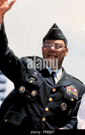 US Army (USA) Generale (GEN) Colin Powell, Presidente Comune di capi di Stato Maggiore, onde dal suo per il giro della Papamobile durante la guerra del Golfo Persico, Welcome Home Parade, tenutosi a New York City, New York (NY). Foto Stock