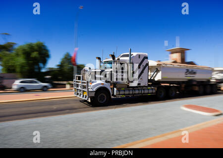 Carrello di guida attraverso la storica Gold città mineraria di Menzies Australia Occidentale Foto Stock