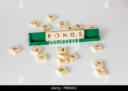 Legami in scrabble lettere scritte con uno sfondo bianco Foto Stock