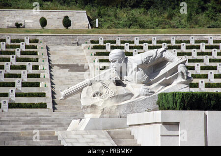 Corea del Nord Pyongyang - Settembre 27, 2017: Statua dell'eroe Artigliere nel cimitero militare Foto Stock