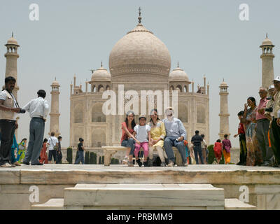 Famiglia di quattro,il Taj Mahal, AGRA, India, Asia Foto Stock