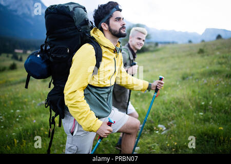 Due escursionisti fuori del trekking in montagna Foto Stock