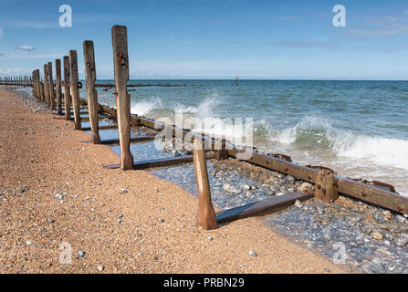 Pennelli in legno e revetments, fatiscente sulla West Runton Beach, North Norfolk. Foto Stock