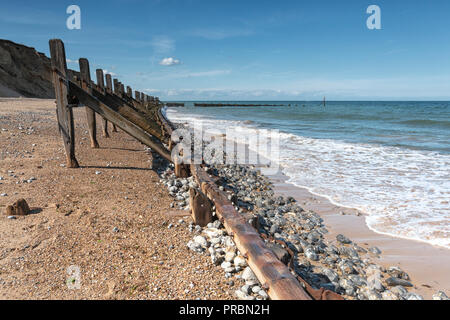 Pennelli in legno e revetments, fatiscente sulla West Runton Beach, North Norfolk. Foto Stock