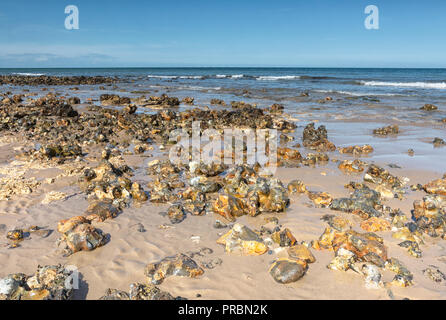 Pennelli in legno e revetments, fatiscente sulla West Runton Beach, North Norfolk. Foto Stock