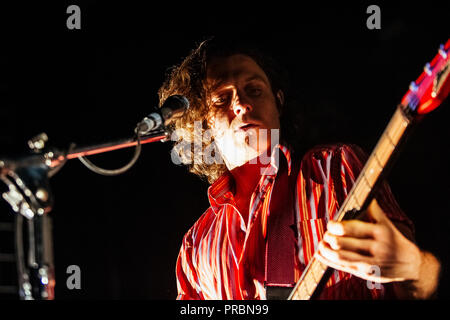 Danimarca Copenhagen - Giugno 27, 2018. L'inglese rock band Arctic Monkeys esegue un concerto dal vivo presso il Royal Arena di Copenaghen. Qui il bassista Nick O'Malley è visto dal vivo sul palco. (Photo credit: Gonzales foto - Kasper Maansson). Foto Stock