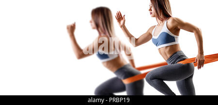 Giovane donna sportivo utilizzando una banda di resistenza. Foto Stock