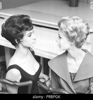 1950s'acconciatura. Due modelli di moda nella tipica acconciatura 1959. La parte visibile del collo è un importante questo anni moda. La Svezia Marzo 1959 Foto Stock