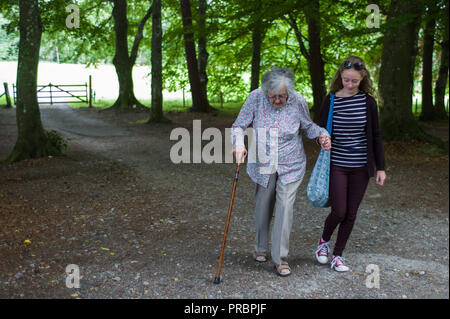 La nipote con sua nonna a piedi nei motivi di Crathes Castle Aberdeenshire in Scozia Foto Stock