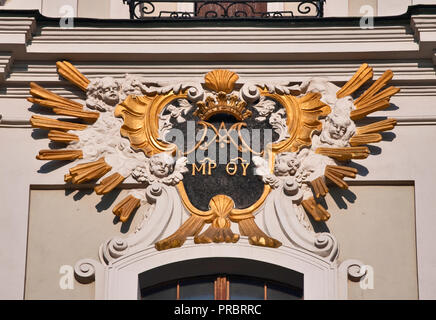 Cartiglio barocco con scrollwork alla facciata della Chiesa della Trasfigurazione aka chiesa degli Scolopi a Pijarska Street a Cracovia in Polonia Foto Stock