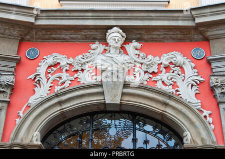 Del portale all'edificio in Piazza del Mercato Principale, Cracovia in Polonia Foto Stock